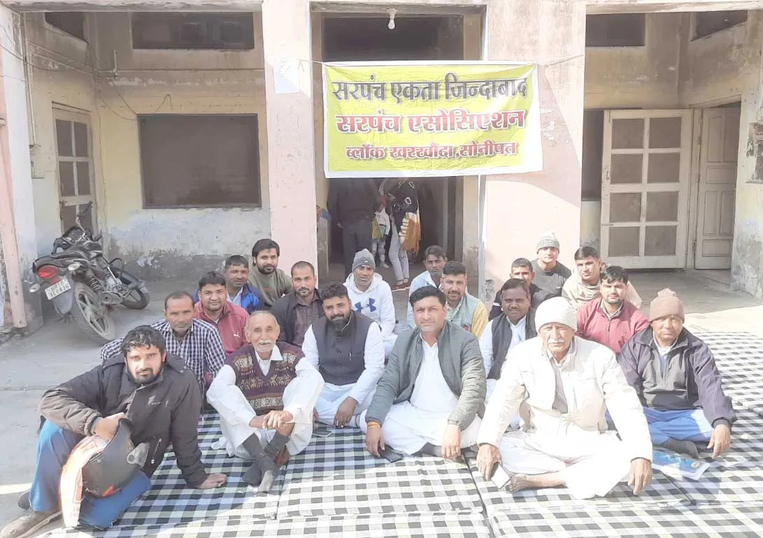 ई टेंडरिंग प्रणाली के विरोध में सरपंचों का धरना जारी