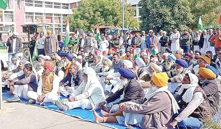 किसानों का पक्का मोर्चा जारी, कल अर्धनग्न होकर करेंगे प्रदर्शन