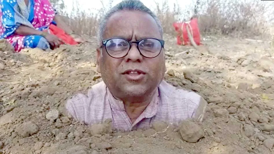 किसान ने खुद को जमीन में गाड़ कर किया प्रदर्शन, जानें क्या है मामला