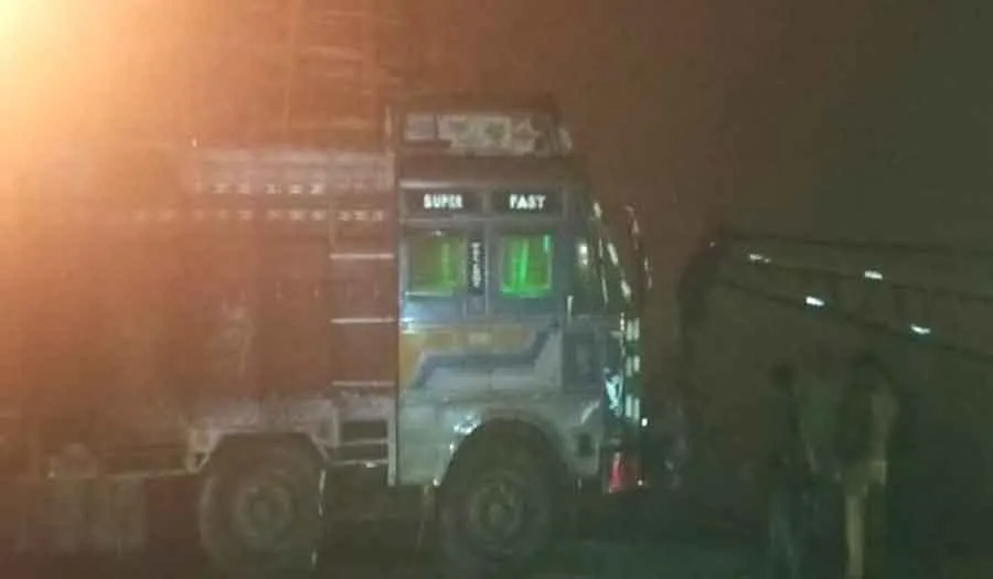 लकड़ी लादकर लखनऊ जा रहे ट्रक के टायर में आग लगने से जलकर खाक हुआ