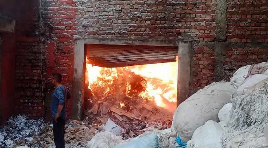 पानीपत के भारत नगर काबडी रोड़ पर फैक्ट्री में लगी भन्यकर आग, मची भगदड़