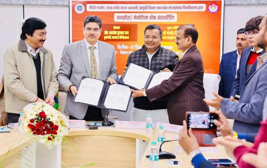 लखनऊ विवि द्वारा मंत्री जयवीर सिंह को दिया पर्यटन एम्बेस्डर अवार्ड