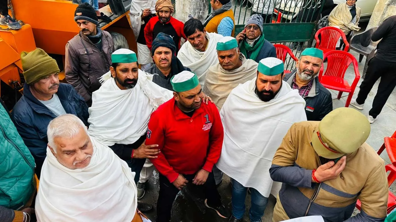 धरने पर भाकियू नेता, कार्यकर्ता और वार्ता के लिए आए अधिकारी