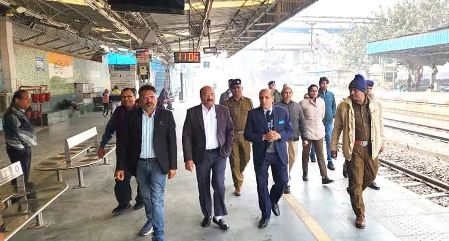 विधायक सुधीर सिंगला ने देखी गुरुग्राम के रेलवे स्टेशन की व्यवस्था