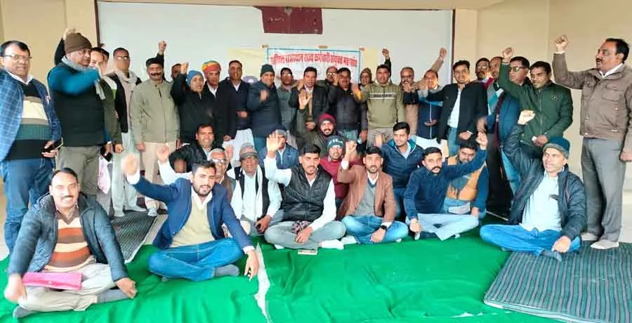 नौकरशाहों के चंगुल में फंसी राज्य सरकार