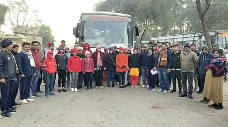 अंतरराज्यीय भ्रमण के लिए रवाना हुआ विद्यार्थियों का 60 सदस्यीय दल