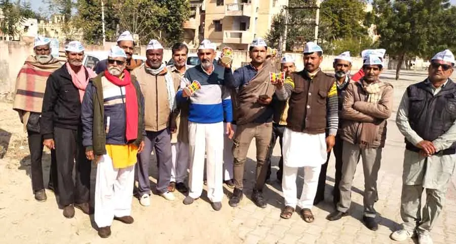अधिकारियों को जगाने के लिए एसई कार्यालय के समक्ष बजाया डमरू