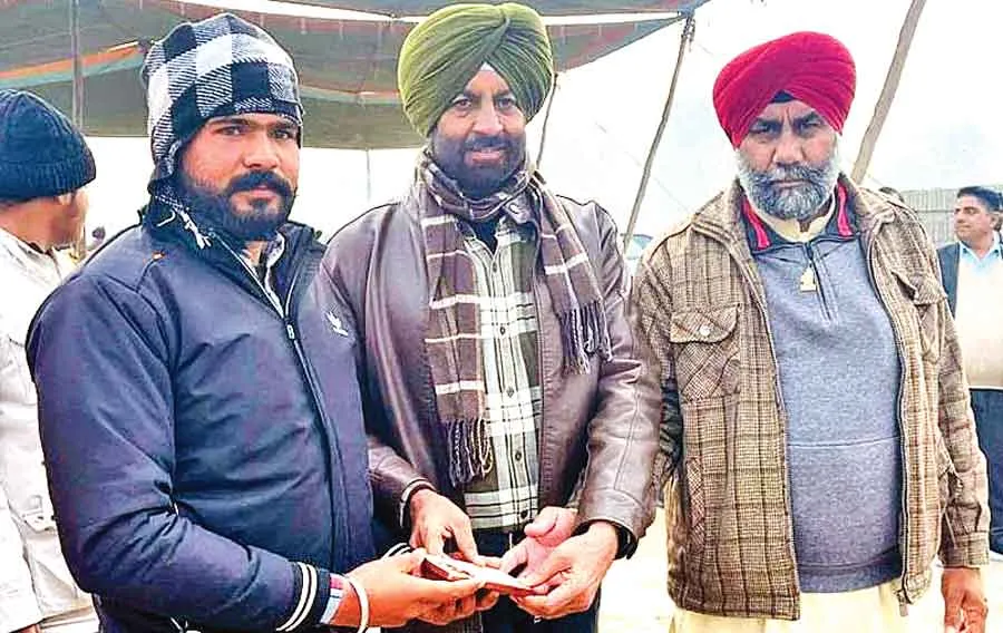 डेरा श्रद्धालु ने लाखों की कीमत का मोबाईल लौटा दिखाई ईमानदारी