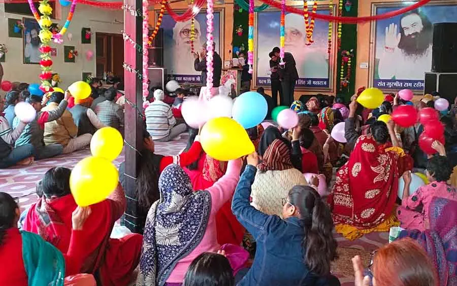 पूज्य गुरु जी के आगमन की खुशी में नाम चर्चा कर साध संगत ने मनाई खुशियां