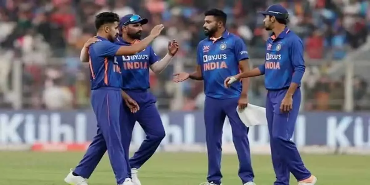 भारत ने श्रीलंका को 215 रन पर समेटा