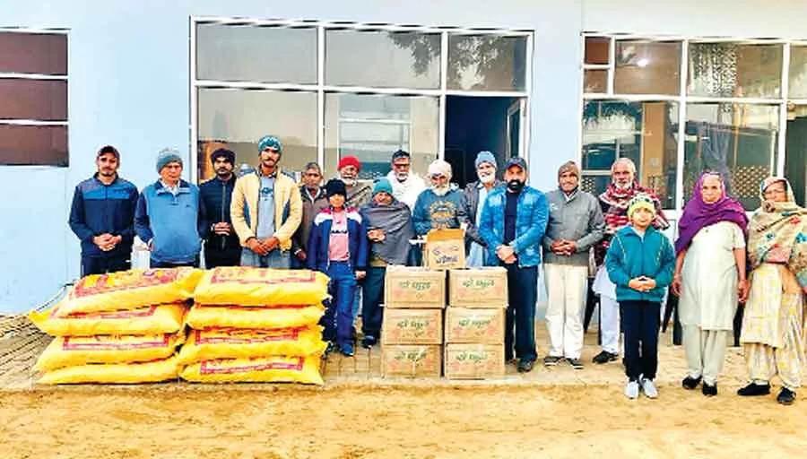 पावन अवतार माह की खुशी में गौशाला में दिया खल-गुड़