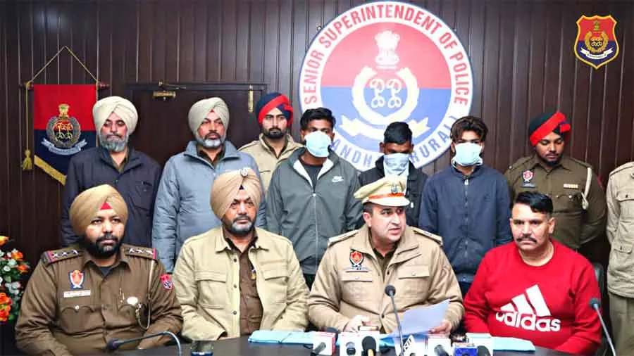धमकी देकर फिरौती मांगने के आरोप में मां-बेटे सहित तीन गिरफ्तार