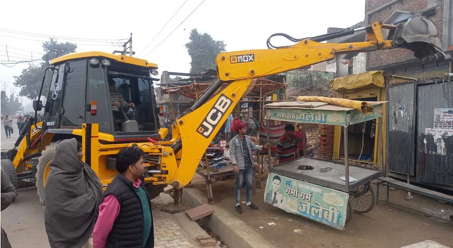 कैराना में अतिक्रमण पर चला पालिका का पीला पंजा
