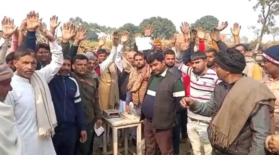 जगनपुर गन्ना तौल केंद्र पर किसानों का हंगामा-प्रदर्शन