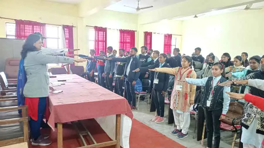 ‘राष्ट्रहित में मौलिक कर्तव्यों का पालन करें युवा शक्ति’
