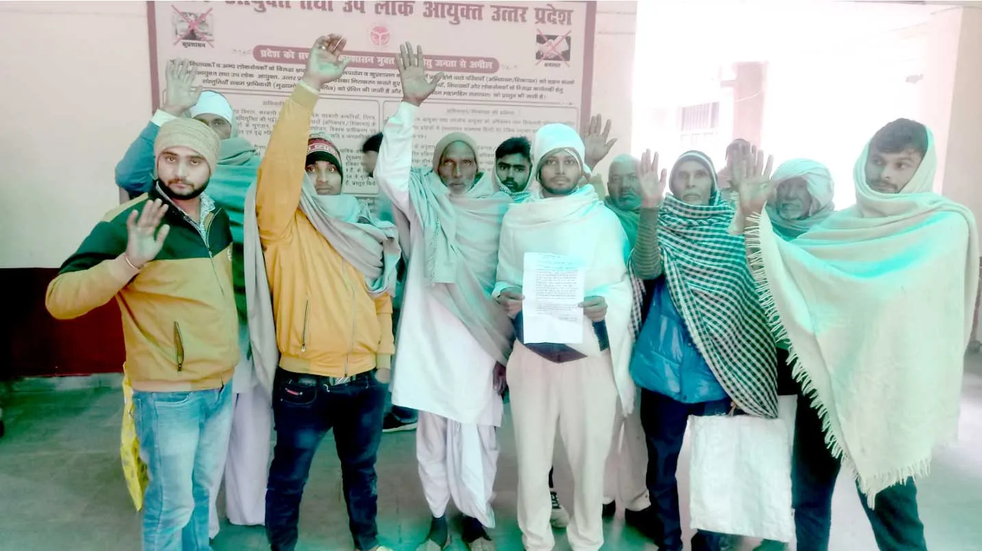 राशन डीलर के खिलाफ ग्रामीणों ने खोला मोर्चा, प्रदर्शन