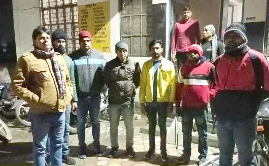 मॉर्निंग रेड में 25 घरों में पकड़ी बिजली चोरी