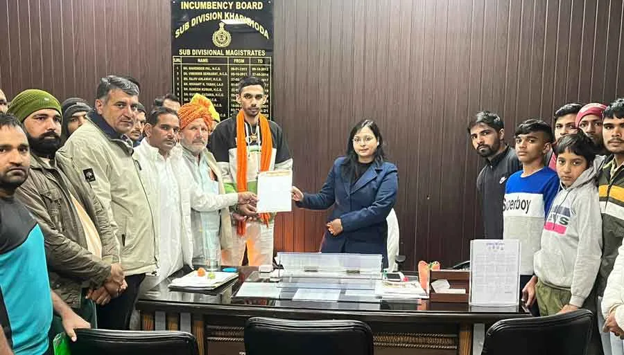 पर्वतारोही नीतीश दहिया के नाम किया जाए गांव का सभागार