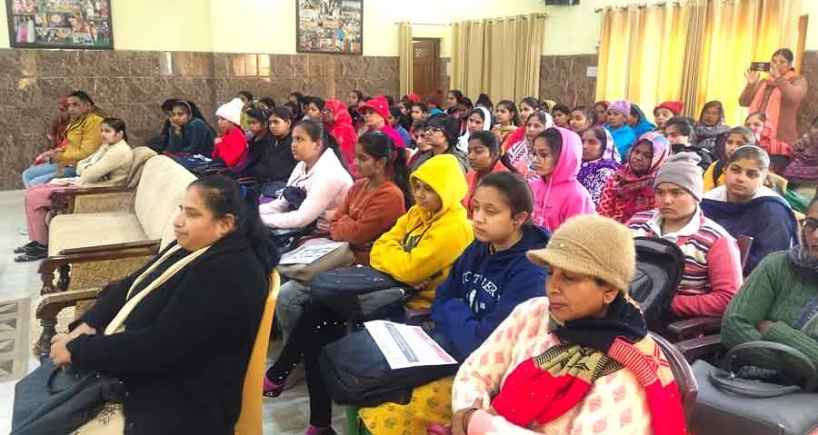 महिलाएं हर मौके पर डट कर मुकाबला करें: सोलंकी