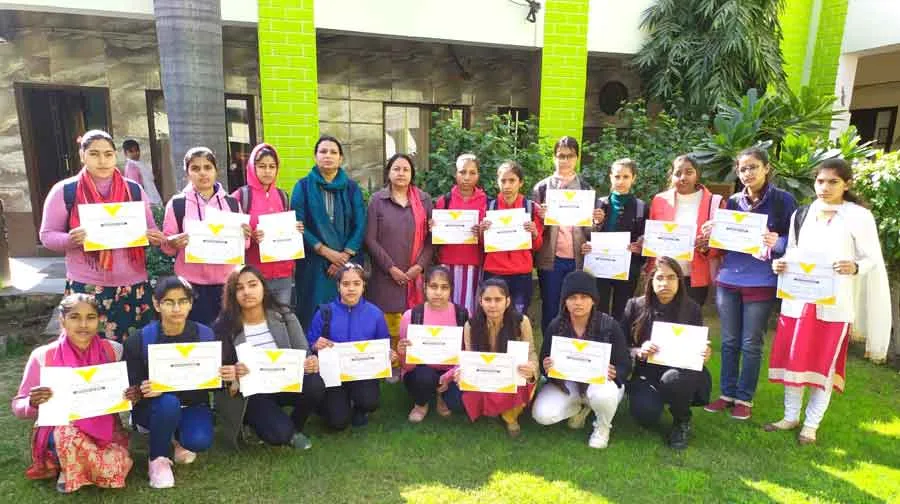 पोस्टर प्रतियोगिता में छात्रा अंतिम ने मारी बाजी