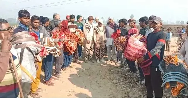 राजौंद की संगत की तरफ से कंबल बांटे गए