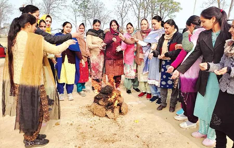 अग्ग दे कोल सारे आओ, सुंदर मुंदरिए जोर नाल गाओ…