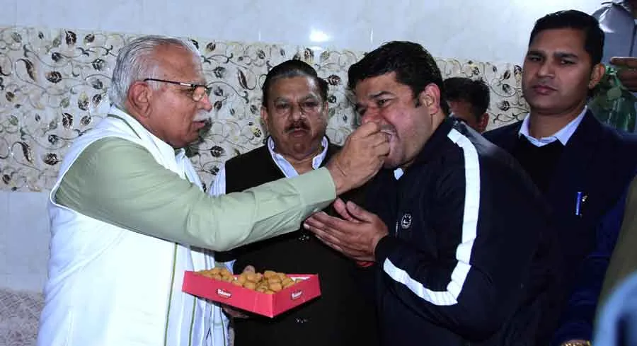 मुख्यमंत्री ने टीम कप्तान शेफाली वर्मा के आवास पर पहुंच कर परिजनों को दी बधाई