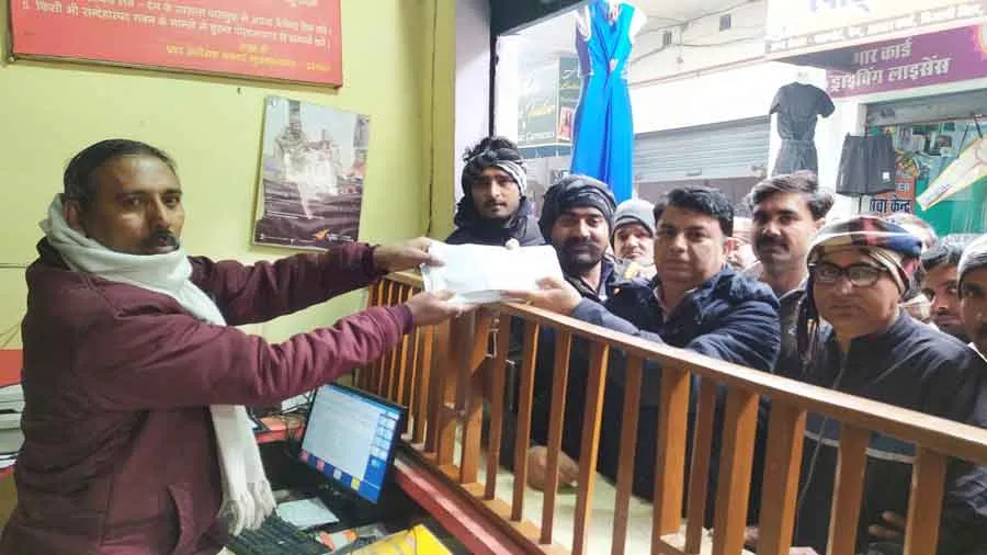 रालोद कार्यकर्ताओं ने डाकघर जाकर मुख्यमंत्री को भेजी चिठ्ठी