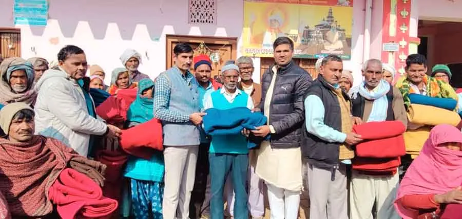 भाजपा नेता ने ग्रामीणों को किया कम्बल का वितरण