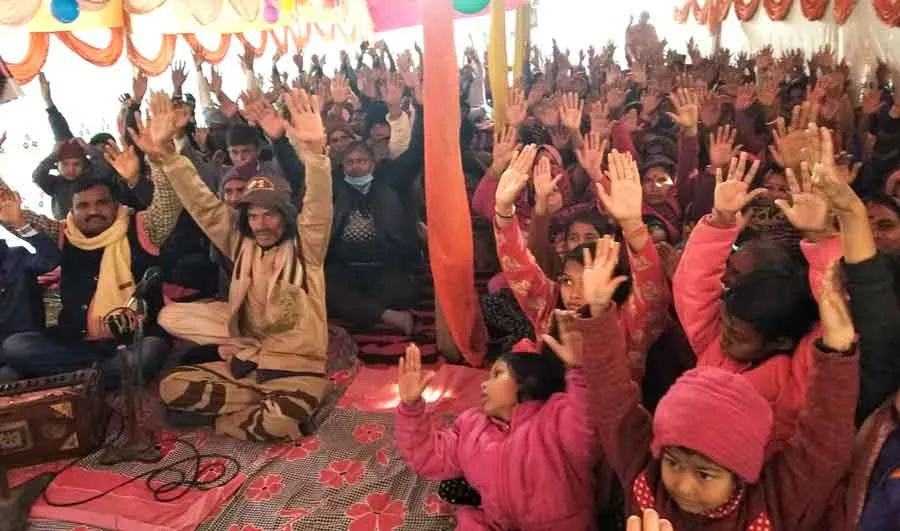 नामचर्चा में सतगुरु राम के प्रति उत्साह संग बांटे कम्बल