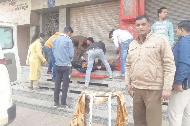 लावारिस गरीब व्यक्ति को असहनीय हालत में एनजीओ और पुलिस ने पहुंचाया