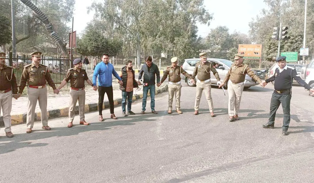 250 से अधिक अधिकारी व अन्य को सड़क सुरक्षा की शपथ दिलाई गई