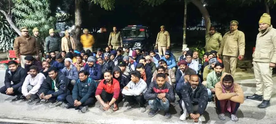सार्वजनिक स्थानों पर शराब पीने वाले 102 के खिलाफ कार्रवाई