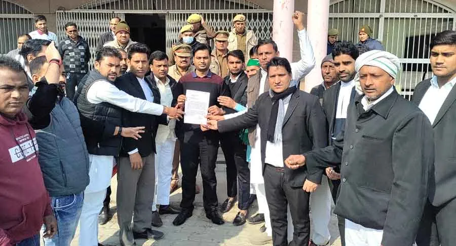 केंद्रीय विद्यालय को बंद करने के विरोध में सौंपा ज्ञापन