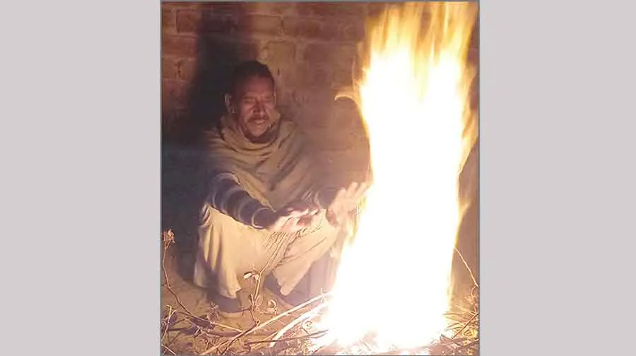 24 सालों से अलाव जलाकर राहगीरों की मदद कर रहा सोहन लाल
