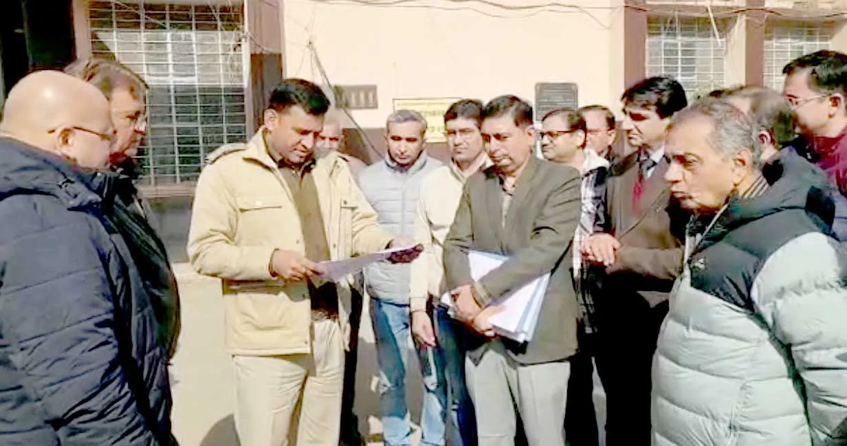 पिस्तौल से गोली चला वरिष्ठ सर्जन को जान से मारने की धमकी