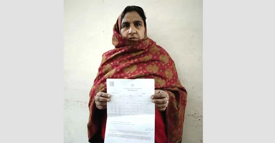इनकम ठीक करवाने के लिए दर-दर भटक रहा परिवार