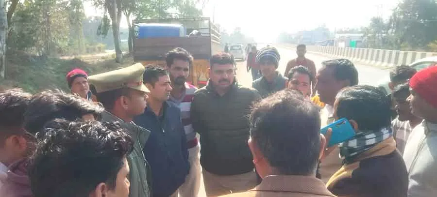 मांस लेकर जा रही पिकअप को बजरंग दल कार्यकर्ताओं ने पकड़ा