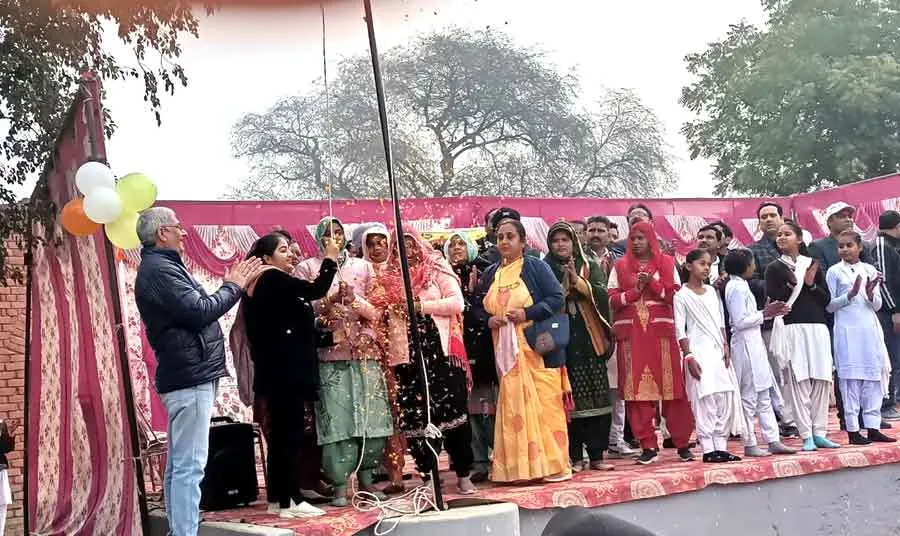 गांव की पढ़ी लिखी बेटी नैंसी (m.sc. Physic) ने ध्वजारोहण किया
