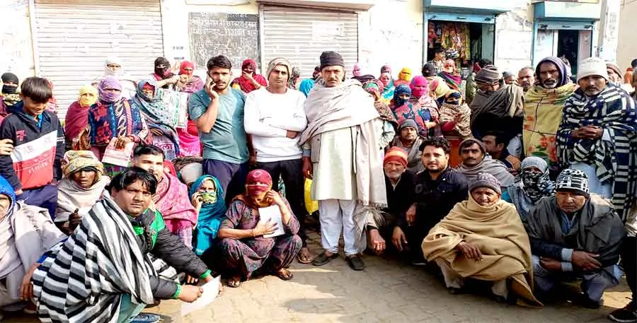 राशन कार्ड कटने से खफा ग्रामीणों ने डिपो को जड़ा ताला