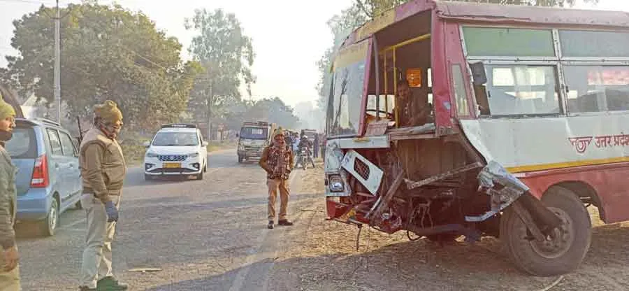 रोडवेज बस से टक्कर से तीन टुकड़े हुआ ट्रैक्टर