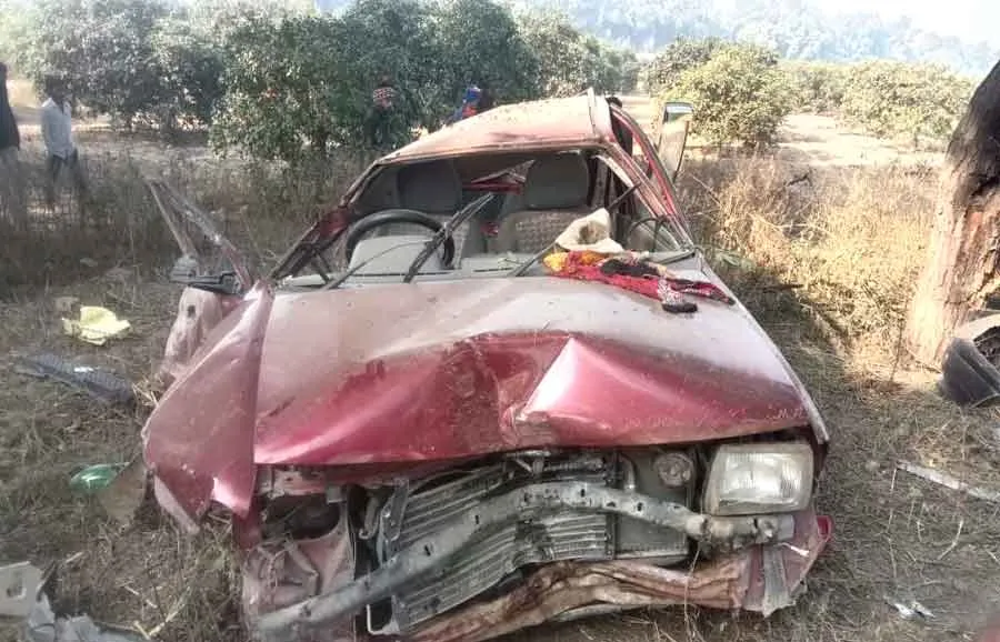 सिरसा: मेहना खेड़ा के पास सड़क किनारे पेड़ से टकराई कार, 2 वर्षीय बच्ची सहित 5 लोगों की मौत