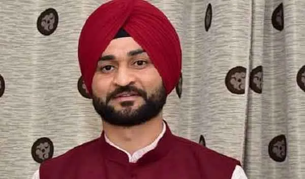 हरियाणा के खेल मंत्री संदीप सिंह ने मनोहर लाल को इस्तीफा सौंपा