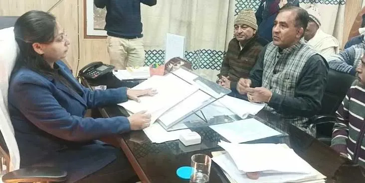 दोबारा पैमाइश करवाने के लिए एसडीएम से मिले ग्रामीण