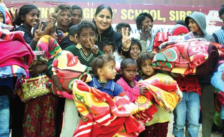 ठंड से ठिठुरते मासूमों के लिए आगे आया शाह सतनाम जी गर्ल्स स्कूल