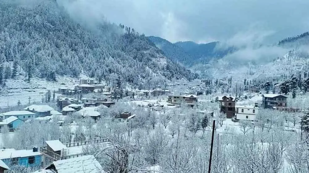 हिमपात से बिजली आपूर्ति ठप होने से अंधेरे में डूबे सैंकड़ों गांव