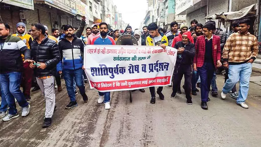 नोहरिया बाजार: गोलीबारी के आरोपियों की धरपकड़ न होने पर किया रोष-प्रदर्शन