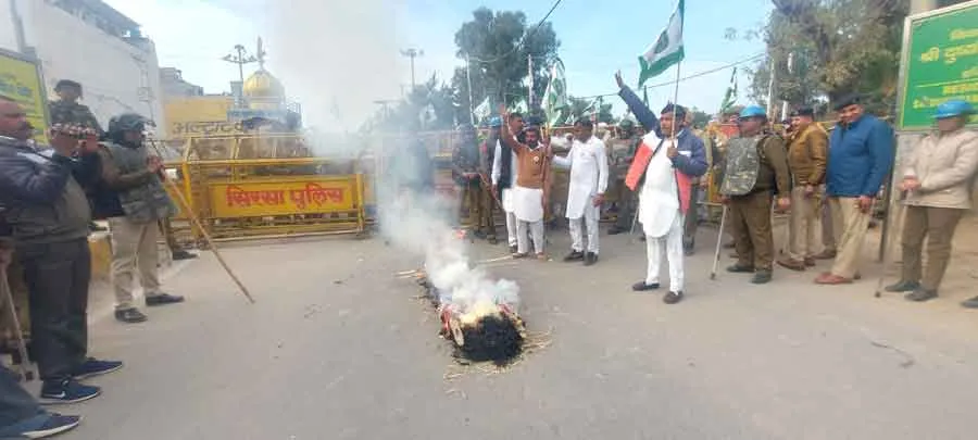 सरसा में आन्दोलनकारी किसानों ने फूंका दुष्यंत का पुतला