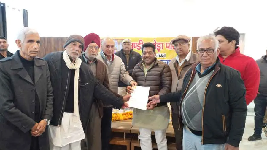 ग्रीन बैल्ट में पार्क बनाने की मांग, कांडा को सौंपा ज्ञापन