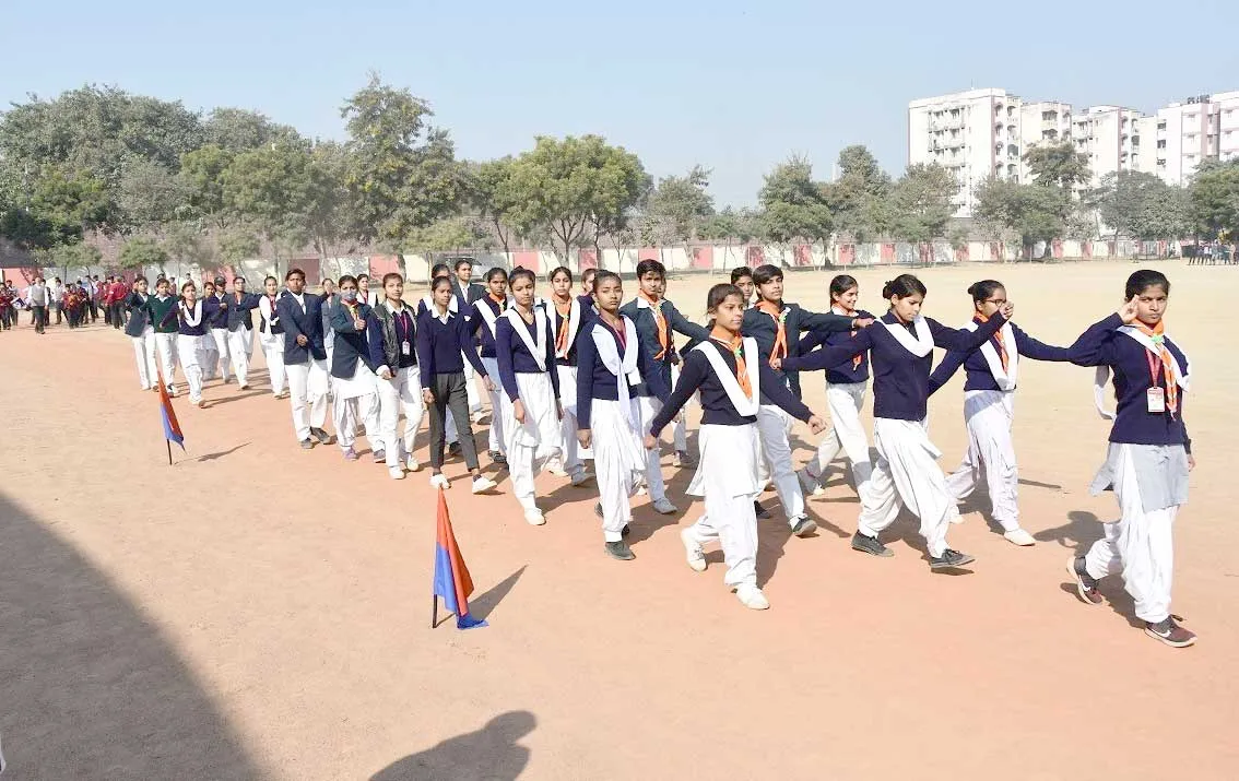 पुलिस के जवानों के साथ पुलिस लाइन में किया स्कूली विद्यार्थियों ने मार्च पास्ट